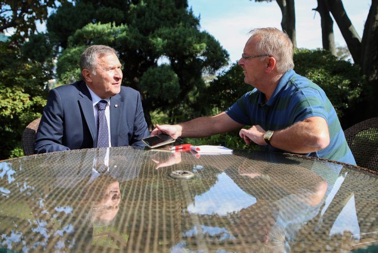 Michael Schwarzinger (l.), österreichischer Botschafter in Seoul, im Gespräch mit VN-Redakteur Klaus Hämmerle.gepa