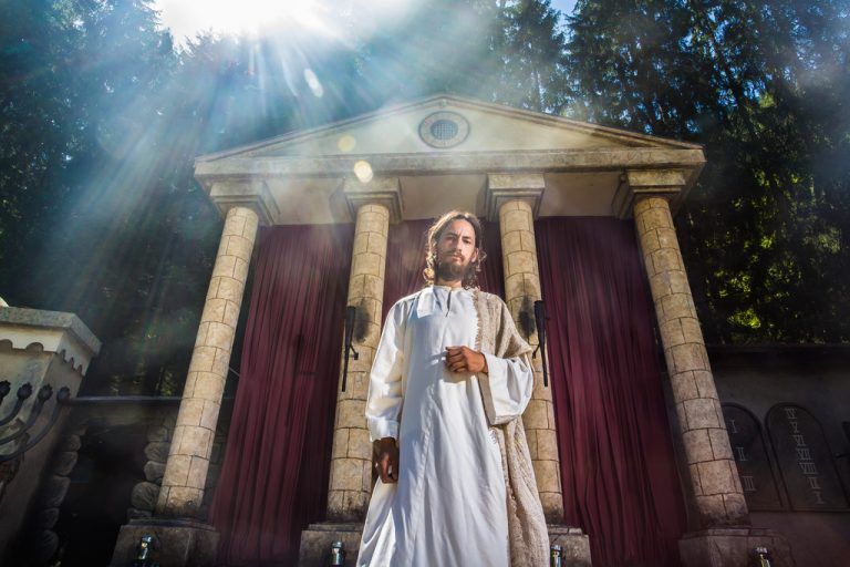 Michel Pohl steht bei acht der 13 Vorstellungen als Jesus auf der imposanten Bühne. Foto: VN/Steurer