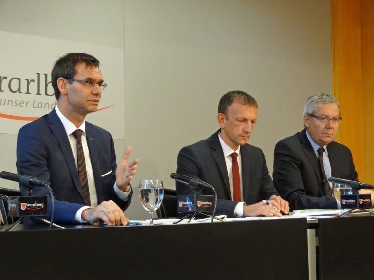 Millionen gegen die Arbeitslosigkeit: Landeshauptmann Markus Wallner, AMS-Chef Bernhard Bereuter, Landesstatthalter Karlheinz Rüdisser. vlk