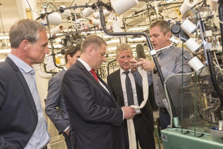 Minister Andrä Rupprechter besuchte am Freitag die Unternehmenszentrale von Wolford. Foto: Stiplovsek