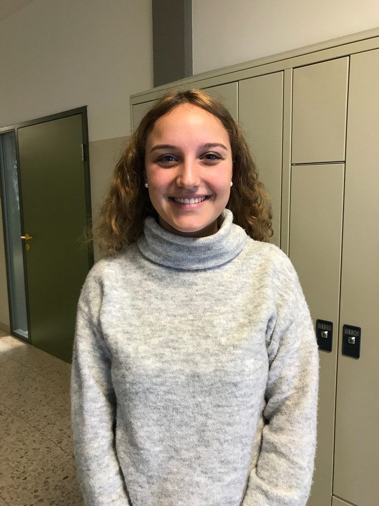 Mir persönlich gefällt der Newsletter wirklich gut. Man erfährt endlich mehr von der Schule und was es Neues gibt. Es gefällt mir auch, dass im SiB-Flash die Neulehrer/innen vorgestellt werden und man mehr über sie erfährt. Deseré Harangozo (16), 3b
