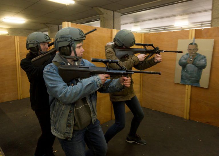 Miriam und ihre Kameradinnen probieren den Häuserkampf. Natürlich mit Platzpatronen im Gewehr.