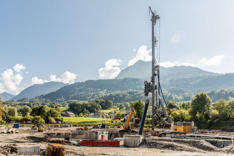 Mit dem „Liebherr Positioning System“ wird das Bohren auf der Baustelle zielgerichtet gesteuert. LRB 355 kann den Betonpfahl genau setzen. Liebherr
