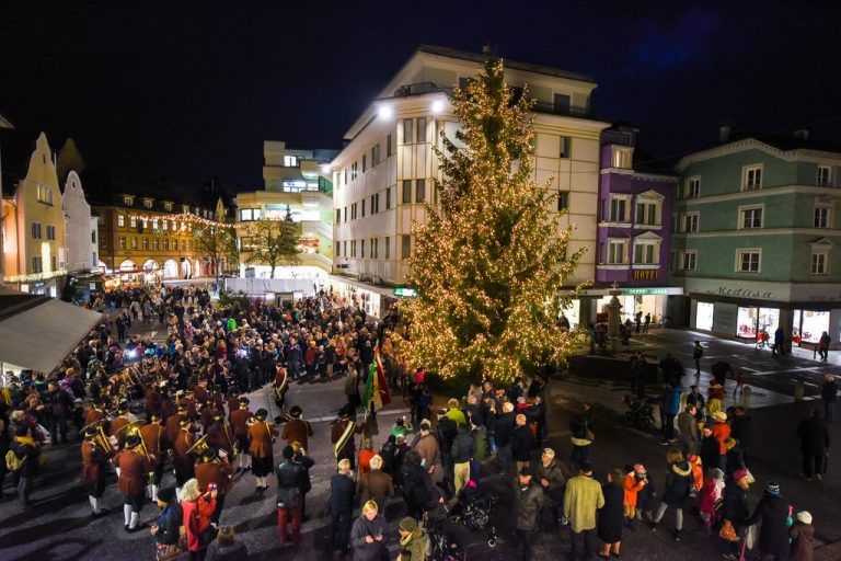 Mit der Illuminierung des Christbaums am Leutbühel hat der Bregenzer Weihnachtsmarkt offiziell eröffnet. Foto: Bregenz