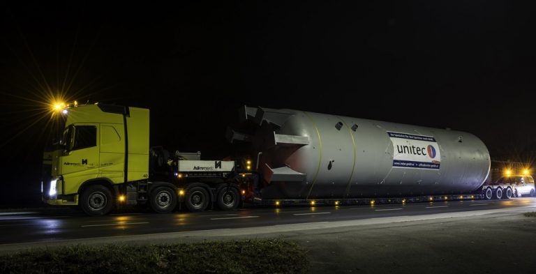 Mit dieser Ladung die Kurve zu kriegen, ist nicht einfach. Der Transport, durchgeführt von Hämmerle Spezialtransporte, wurde akribisch geplant. 