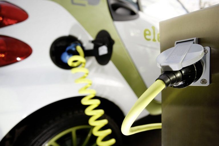 Mit einer Schnellladebatterie will Toshiba ab 2019 den E-Automarkt revolutionieren. Der japanische Technologiekonzern verspricht für seinen 32 kWh großen Akku eine Ladezeit von nur sechs Minuten. Selbst bei minus zehn Grad Celsius sollen nicht mehr als zehn Minuten nötig sein. Die in dieser Zeit geladene Strommenge soll für rund 320 Kilometer Fahrt reichen.
