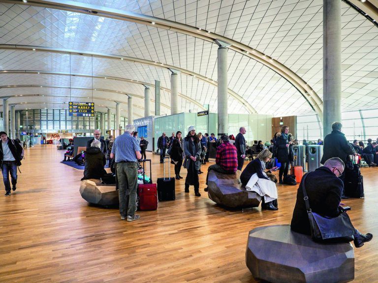 Mit ihren Leuchten ist die Lichtlösung von Zumtobel Teil der Architektur des neuen Terminals am Flughafen Oslo. Firma