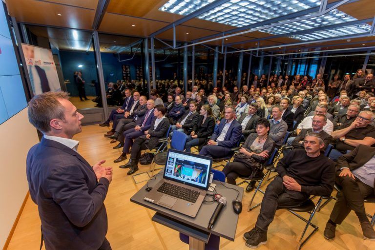 Mit rund 120 Besuchern war der Panorama-Saal in der Sparkasse Bludenz komplett ausgebucht. Fotos: VN/Paulitsch