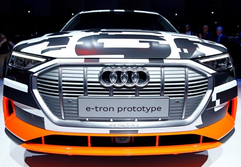 Mit Tarnfolie beklebt: der Audi e-tron kommt noch heuer auf den Markt.