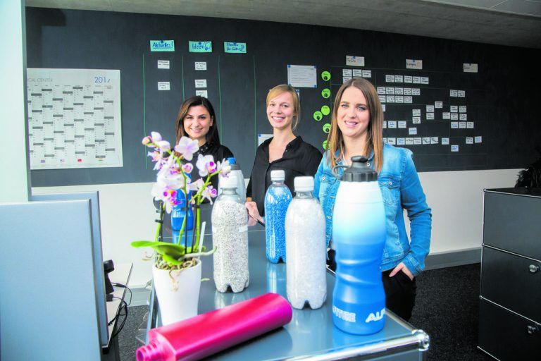 Mitarbeiter sind Erfolgsfaktor. Bei Alpla in Hard werden qualifizierte und engagierte Mitarbeiter als Erfolgsfaktor gesehen. Der Technologieführer in der Kunststoff- und Verpackungstechnik bietet langfristige Jobs an 172 Standorten in 45 Ländern mit Entwicklungsmöglichkeiten.