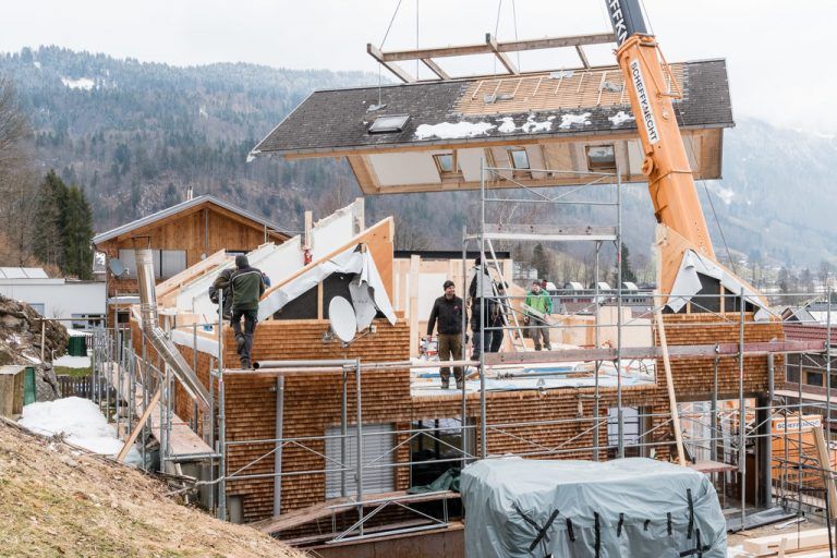 Mittels Mobilkran wurde der Dachstuhl inklusive Dach gehoben und dann wie eine Haube wieder auf das neue Stockwerk gesetzt. kaufmann