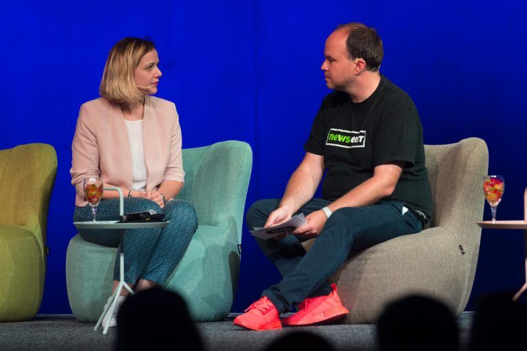 Moderator, Russmedia-Geschäftsführer und VN-Chefredakteur Gerold Riedmann mit Innovationsexpertin Kerstin Saathoff (Google).