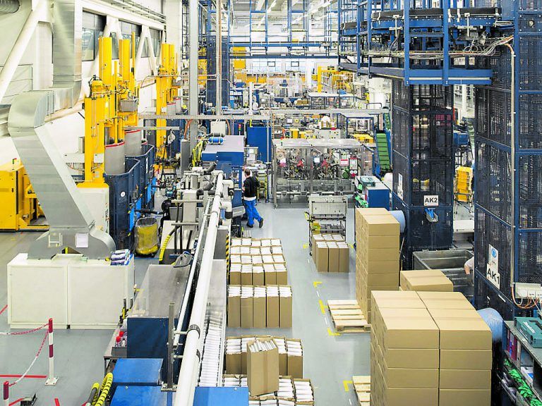 Moderne Fabrikation der Sika AG in einem Werk des Bauchemiekonzerns, der heute in 97 Ländern 170 Werke und Vertriebsniederlassungen hat.