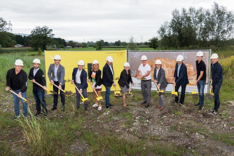 Monika und Egon Haag (4. und 5. v. l.) und Ute Mangold mit Bauausführenden und Honoratioren. Stiplovsek