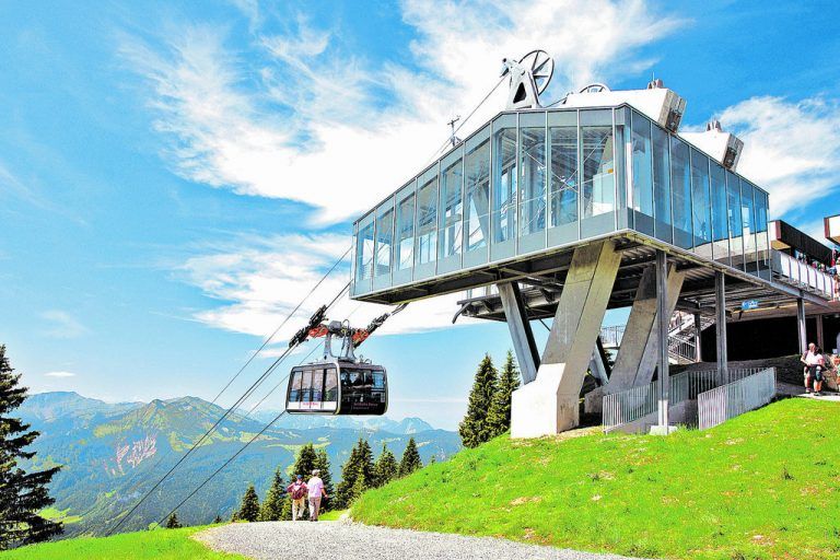 Mutig drauflos, Gipfel bezwingen und leicht fühlen mit der Seilbahn BezauVon der Sonne verwöhnt werden und dem Genuss frönen, Gipfel bezwingen oder gemütlich wandern, schlendern und flanieren und das alles mit besten „Aussichten“ – dies ermöglicht eine Fahrt mit der Panorama-Pendelbahn von der Talstation in Bezau über die Mittelstation Sonderdach bis zur Bergstation Baumgarten/Niedere. Beeindruckend thront das Pano­ramarestaurant bei der Bergstation auf Baumgarten mit großer Sonnenterrasse und Kinderspielplatz.
