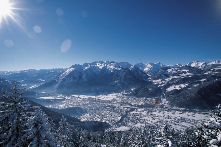 Muttersberg im WinterDer Muttersberg ist der Sonnenbalkon von Bludenz. Gemütliche Winterwanderungen bieten sich hier ebenso an, wie das Entspannen auf der großen Sonnenterrasse. Die Muttersbergbahn fährt von Donnerstag bis Sonntag.