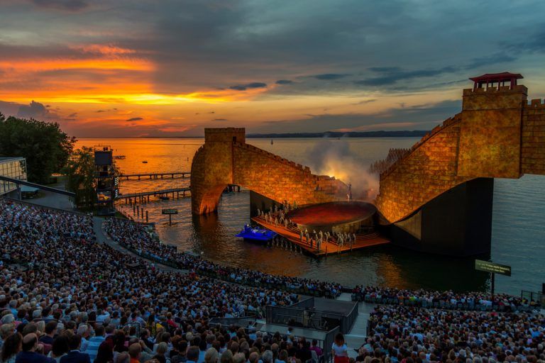 Nach der bestens ausgelasteten Oper „Turandot“ von Puccini kommt im nächsten Sommer Bizets Oper „Carmen“, inszseniert von Kasper Holten und ausgestattet von Es Devlin, auf die Bregenzer Seebühne.