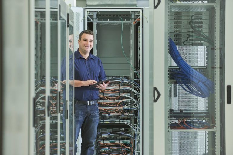 Nach verschiedensten Fortbildungen und einem Masterstudium kümmert sich Johannes Battlogg um gute Kundenbeziehen. Foto: Hagen