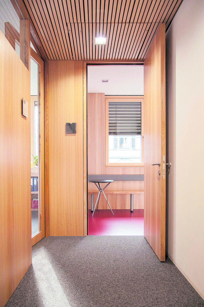 Nachdem das bestehende Gebäude komplett ausgehöhlt worden ist, wurden die Grundrisse nun komplett variabel gestaltet, angelegt spiegelverkehrt auf beiden Hausseiten rund um einen Sanitärkern.