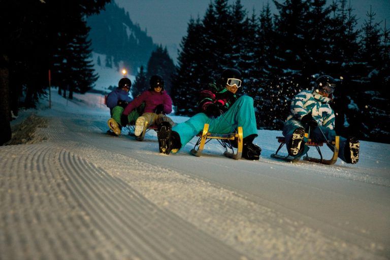 NachtrodelnAuf der längsten beleuchteten Nachtrodelbahn in Vorarlberg geht es im Winter 2016/17 jeden Dienstag, Donnerstag und Samstag von Gar­frescha bis ins Tal.