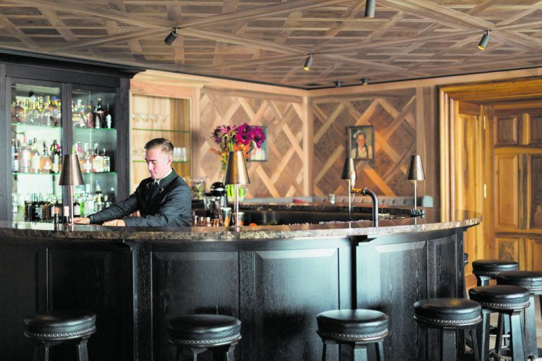 Nächtlicher Treffpunkt: Die Bar ist ein geselliger Ort mit viel Atmos-phäre. Hier kam Nussholz zum Einsatz.