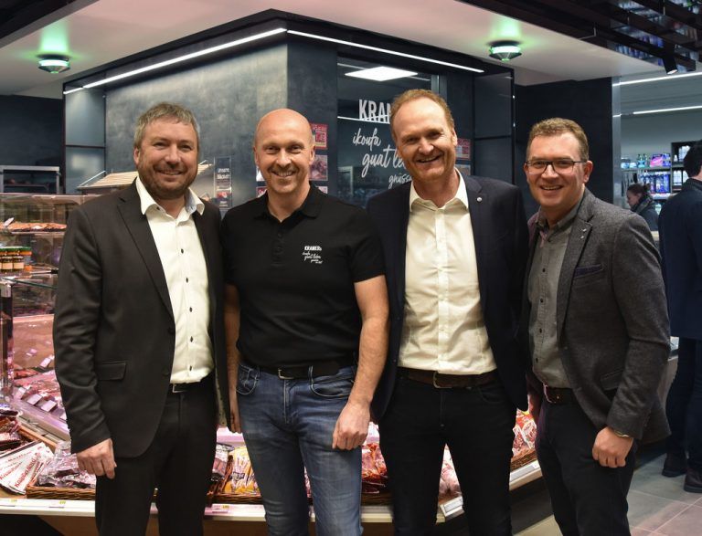 Nahversorger Der frischgebackene Spar-Kaufmann Klaus Kramer (2. v. l.) eröffnete vor Kurzem seinen Dorfladen in Doren. Bgm. Guido Flatz und Thomas Schwärzler sowie Jürgen Albrecht (beide Spar) gratulierten. Firma