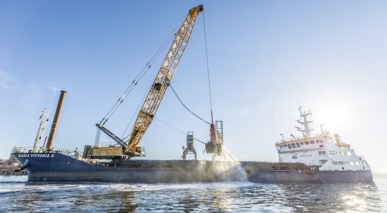 Nassbagger-Einsatz im Hafen von Piombiono (Italien) für den Liebherr-Seilbagger Typ HS 8300 HD. Firma