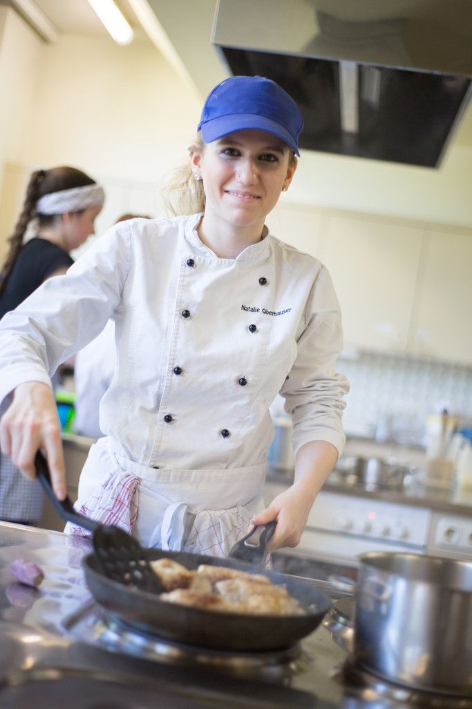 Nathalie lässt sich ihre gute Laune beim Kochen trotz Prüfungssituation nicht verderben. Fotos: VN/Hartinger