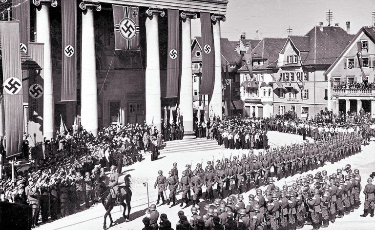 Nationalsozialisten feiern im März 1938 am Dornbirner Marktplatz die Machtergreifung.Repro Stadtarchiv Dornbirn, Fotograf Heim