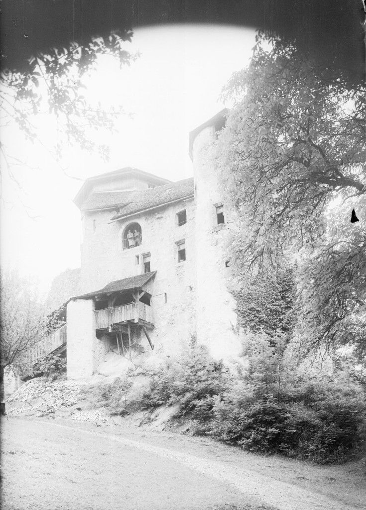 Neu-Ems oder Glopper wurde 1342 von Ulrich von Ems errichtet, im Appenzellerkrieg 1407 zerstört und anschließend wieder aufgebaut.