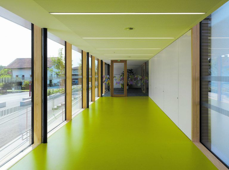 Neu sind ein verglaster Gang und ein Flugdach als Verbindung von Schule und Turnhalle. Auch hier wurde an Multifunktionalität gedacht: in den Pausen ist das Dach ein geschützter Aufenthaltsbereich bei schlechtem Wetter.