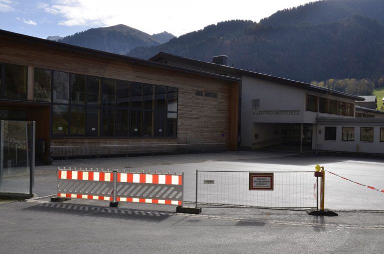 Neuer Pausenhof für die Schule in Au, auch ein Geh- und Radweg wird angelegt. Inzwischen wurde der Platz neu asphaltiert. mam