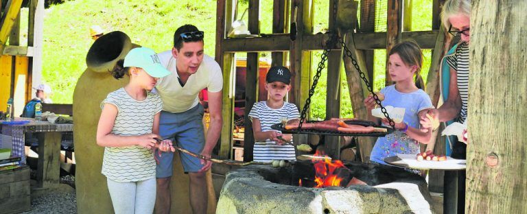 Neuer Spielplatz für kleine 
            
              wanderer im Klangraum stein
            Mit der kleinen Seilbahn geht es in wenigen Minuten ins Wandergebiet Sonntag-Stein im Biosphärenpark Großes Walsertal. Familien hören die Klänge der Natur im Klangraum Stein auf eine ganz neue Art, bevor sie sich am Grillplatz bei einer selbst gebackenen Calzone aus dem Lehmofen für neue Abenteuer stärken. Wenige Schritte entfernt vom Grillplatz wurde ein neuer Spielplatz mit Wasserspielen und einer besonderen Höhle in einem alten Kalkofen angelegt. Der krönende Abschluss einer jeden Wander-, Berg- oder Klettertour im Gebiet Sonntag-Stein ist der Besuch in einer der bewirtschafteten Hütten.
