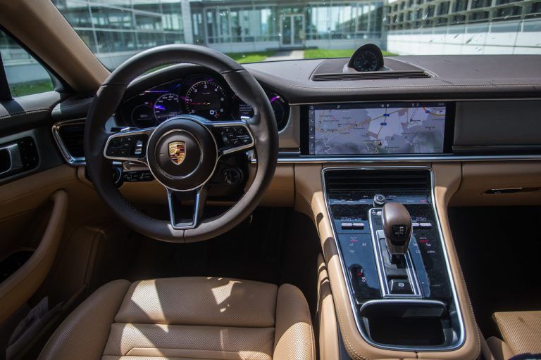 Neues, von vielen Tasten befreit, edles Cockpit.