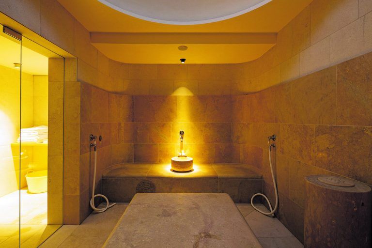 Neuzugang im Almhof Schneider: Letztes Jahr wurden der Sauna und Spa-Bereich von allmeinde architektur neu gestaltet. Dem Prinzip, ausschließlich natürliche, hochwertige Materialien einzusetzen, blieb man auch hier treu.