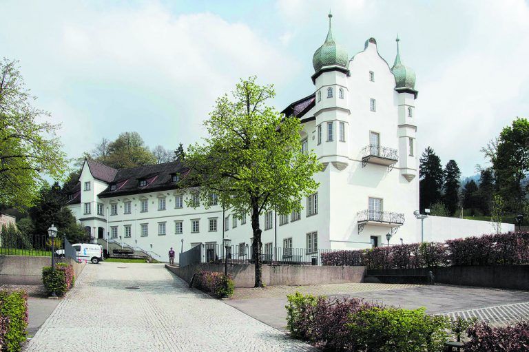 Nobel erblasst ist Schloss Hofen seit dem Umbau durch Marte.Marte. In Abstimmung mit dem Bundesdenkmalamt wurde der Bestand aus dem 16. Jahrhundert rückgebaut, liebevoll renoviert und selbstbewusst durch Neues ergänzt.