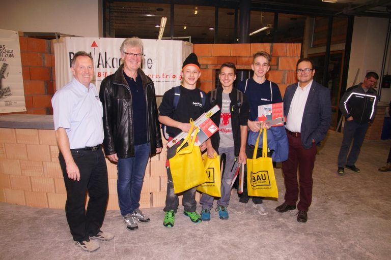 Norbert Blum und Innungsmeister Peter Keckeis gratulierten Samuel Hutter, Martin Heidegger und Patrick Sinz mit Innungs-GF. Thomas Peter (v. l.) zu den Leistungen. wkv