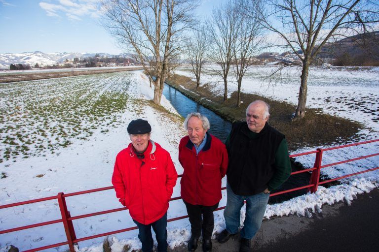 Norbert Bolter, Bernhard Heinzle und Othmar Amann stehen auf der Ehbachbrücke. Hier reiche eine Schleuse aus, meinen sie. VN/steurer