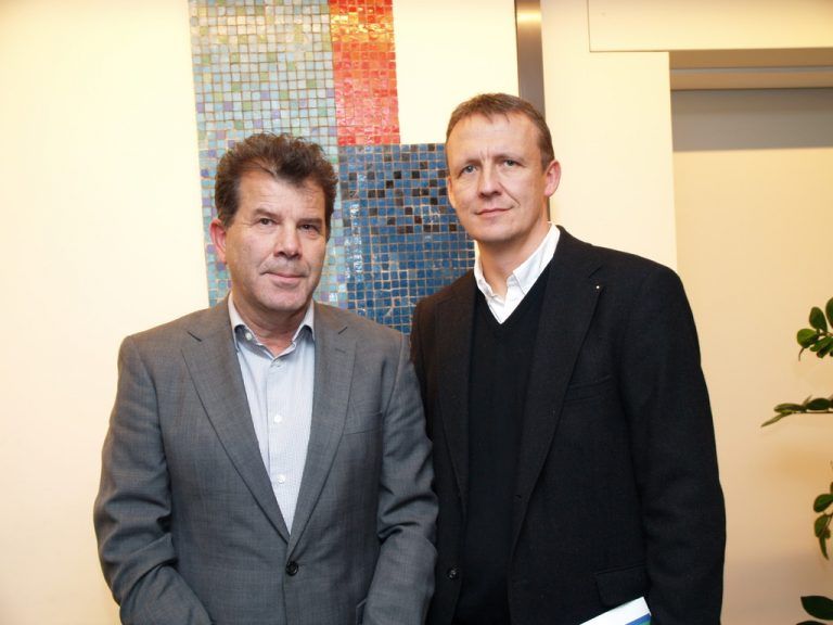 Norbert Preg (Gemeinde) und Moderator Martin Salzmann (r.).