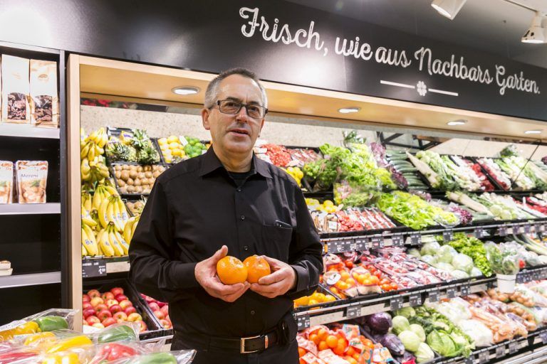Ob am Berg oder im Tal: Adeg-Kaufmann Florian Müller überzeugt Kunden stets mit Frische und Regionalität.Adeg