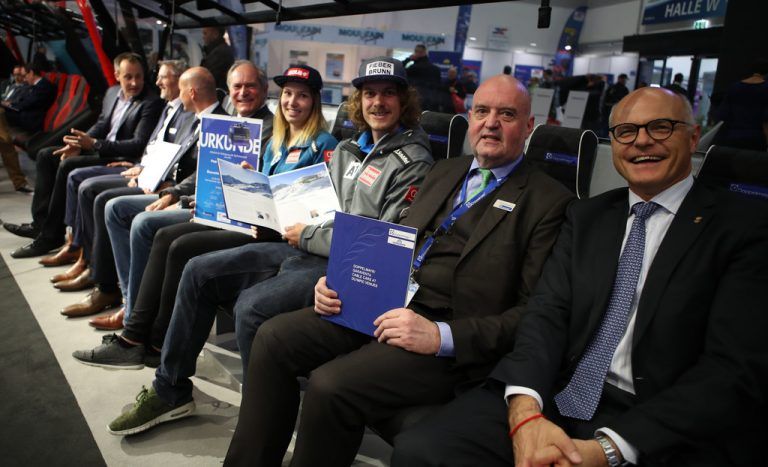 ÖOC-Chef Karl Stoss (r.), Michael Doppelmayr (2. v. r.) und Spitzensportler und Funktionäre nach Vertragsunterzeichnung. Foto: ÖOC