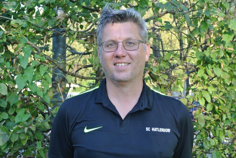 Oliver Christof, 45 Jahre, Nachwuchstrainer SC Graf HatlerdorfBei uns im Fußballverein mit 220 Jugendlichen rückt das Thema ehrenamtliches Engagement immer mehr in den Mittelpunkt. Das vom aha initiierte Projekt Anerkennungssystem kommt uns hier sehr zugute, um unsere jetzt schon sehr aktive Jugend noch mehr für das Ehrenamt zu begeistern.