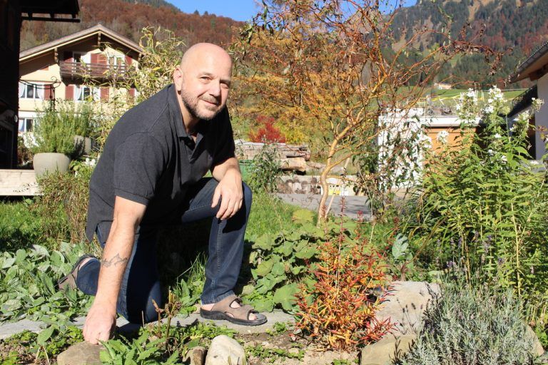 Oliver Huber lässt in seinem Garten in Au alles wachsen, was aufkommt, und probiert viel mit heimischen Pflanzen aus. Foto: VN/Nussbaum