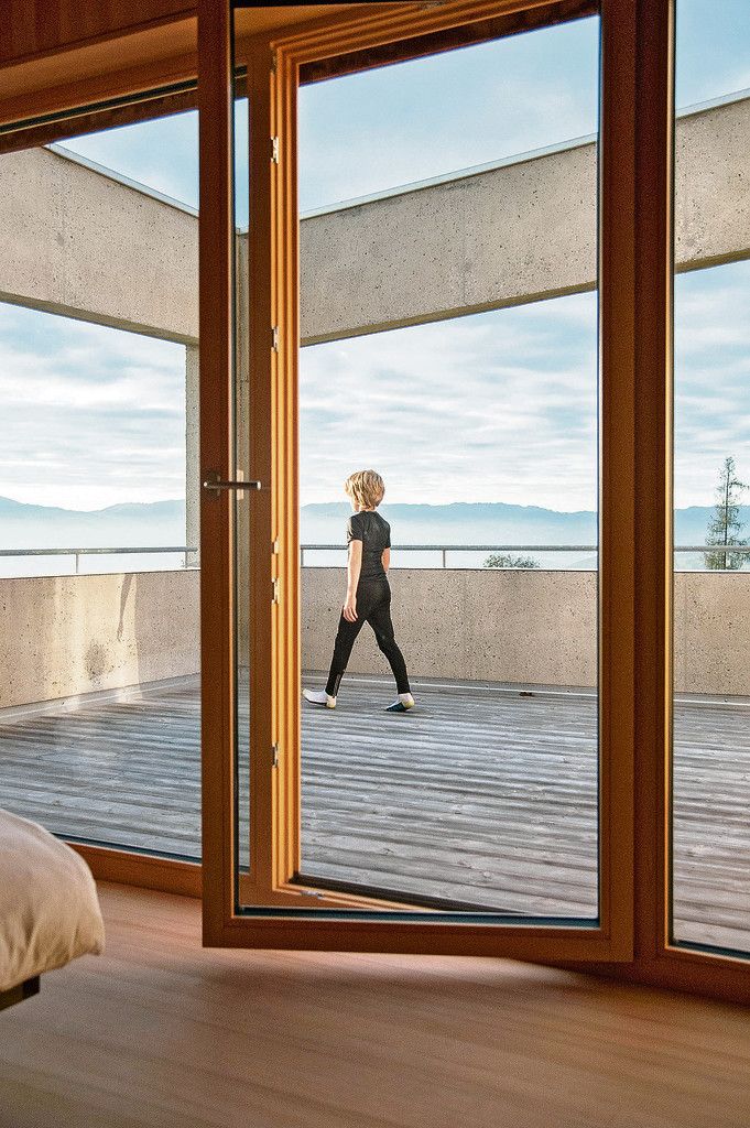 On Top. Vom Elternschlafzimmer und dem Bad mit Sauna geht es auf eine Dachterrasse mit Rundumblick.