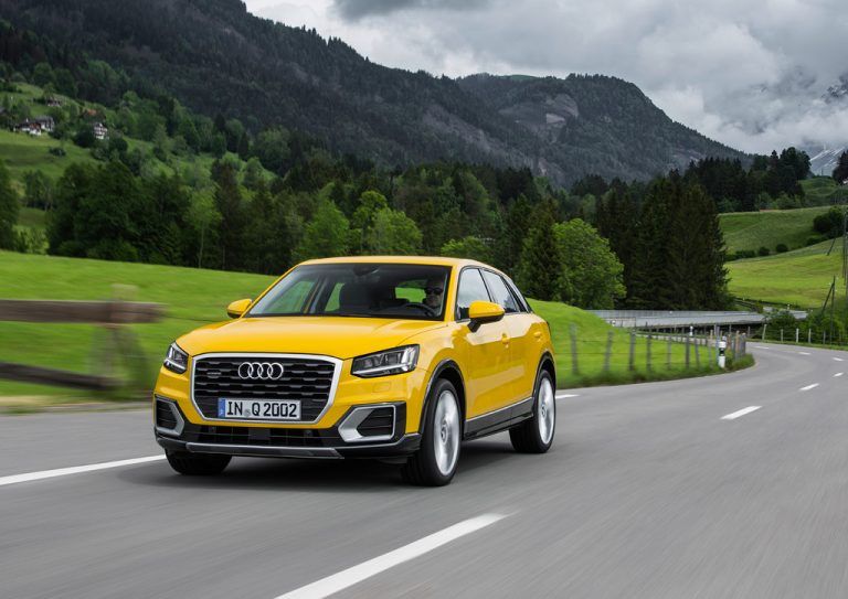 Optisch ist er auf den ersten Blick als typischer Audi identifizierbar, doch zeigt der Q2 in einigen Details auffällige Eigenständigkeit.