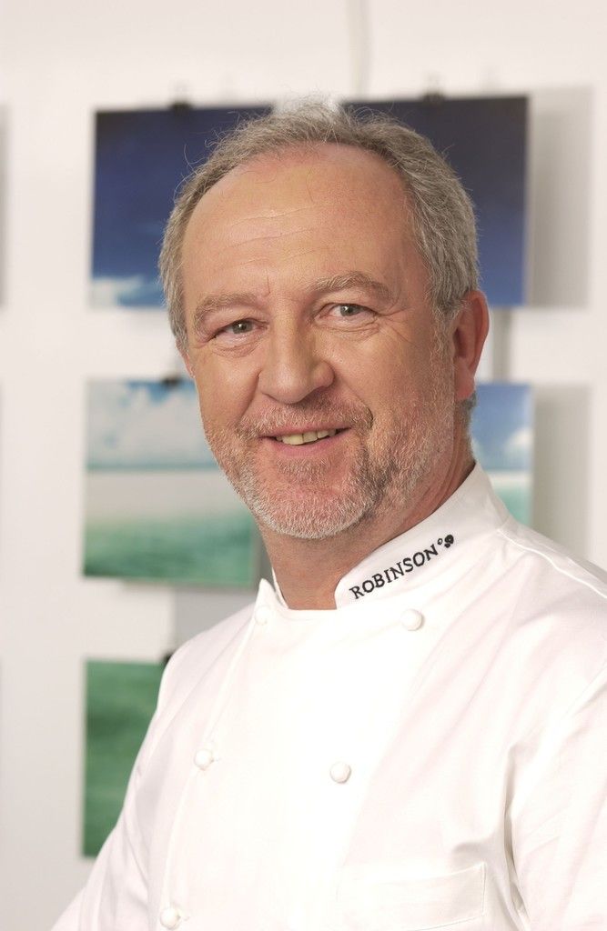 Otto Koch kocht im Robinson Club Alpenrose in Zürs mit Freunden.