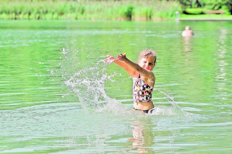 „Pack die Badehose ein“ – mit der ganzen Familie ins Naturbad Untere Au FrastanzDas Naturbad in Frastanz hat alles, was zu einem unbeschwerten Familien-Badetag gehört: einen 16.000 Quadratmeter großen Badesee mit ausgezeichneter Wasserqualität, Kinderbereiche mit Sandstrand, Wassertrampolin, Rutsche, Sprungturm, Liegewiesen, Kinderspielplatz, Seilbahnrutsche, Beachvolleyballplatz, Schlauchbootverleih, Kneippanlage und Slackline-Park. Hier lassen sich Entspannung und Ruhe ganz wunderbar mit Spaß und Action kombinieren.