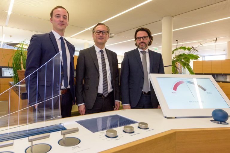 Patrick Schuchter (Leiter Vermögensberatung) Vorstandschef Gerhard Hamel und Wolfgang Fend (Filialleiter) zeigen, wie Finanzanlagen funktionieren. Stiplovsek