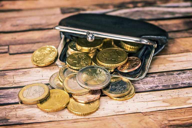 Pensionszuschuss. Wer sein Haus oder seine Wohnung über Leibrente abgibt, kann in gewohnter Umgebung bleiben und erhält einen Zuschuss zur Pension. Fotos: tirot_pixelio.de; Rainer Sturm_pixelio.de; Shutterstock