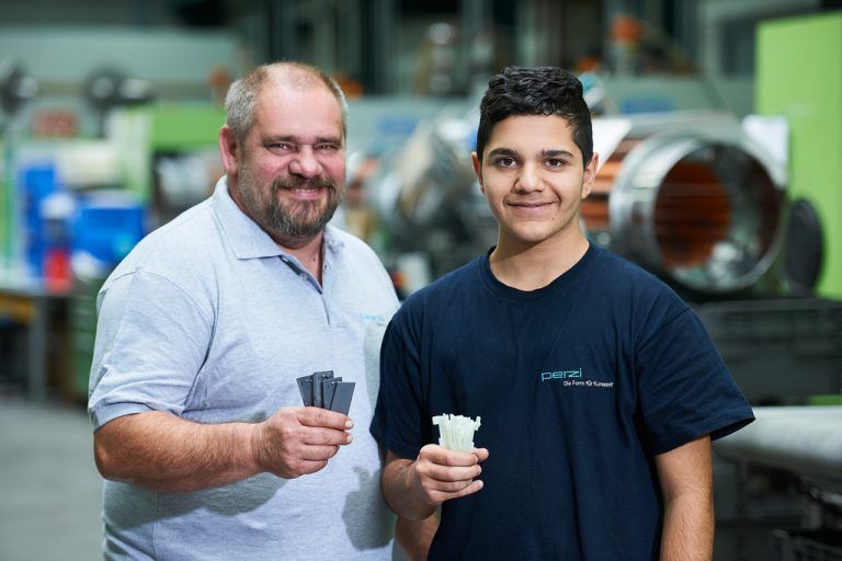 Perzi Kunststoff Hakan Ilikkan hat mit Anfang September im Lustenauer Familienunternehmen seine Lehre zum Kunststofftechniker begonnen. Perzi-Lehrlingsausbildner Helmut Stampfer wird ihm während seiner vierjährigen Ausbildungszeit nun mit Rat und Tat zur Seite stehen.
